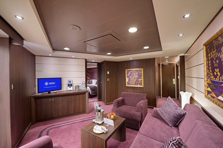 Štvorlôžkové Rodinné apartmá Yacht Club Executive Suite (YCT), obývacia časť - MSC Preziosa