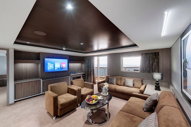 Apartmá MSC Yacht Club Royal Suite (YC3), obývacia časť – MSC Seaview