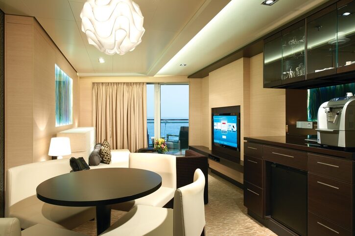 The Haven Penthouse s hlavnou spálňou a balkónom v zadnej časti lode (HA) – Norwegian Breakaway