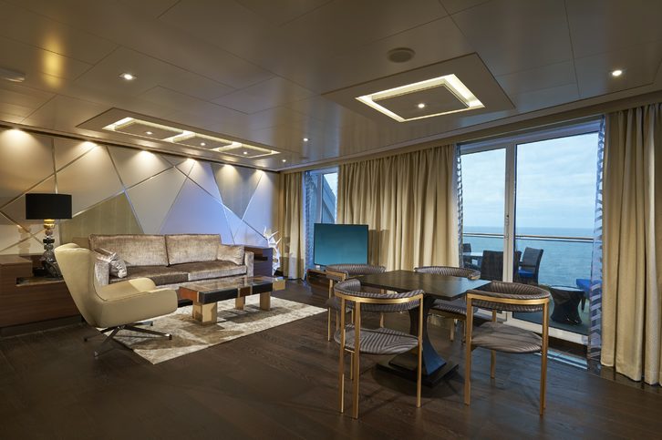 The Haven Deluxe Owner's apartmá s velkým balkonem, obývací část - Norwegian Joy
