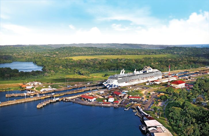 Coral Princess v Panamském průplavu