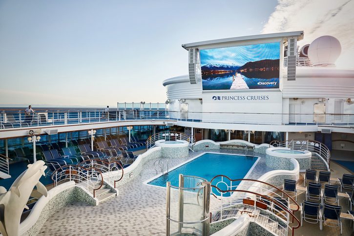 Otevřená paluba s bazénem - Diamond Princess