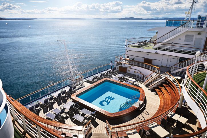 Terasa s bazenem na zadi lodi - ruby princess
