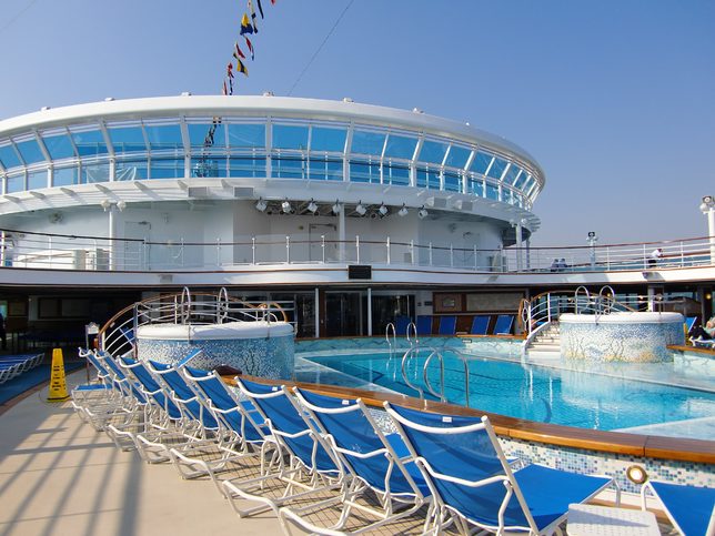 Horní paluba s bazénem - Ruby Princess