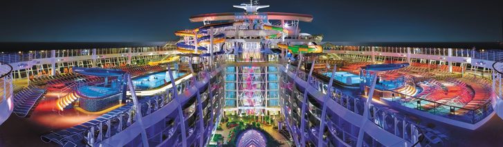 z-symphony of the seas noční výhled na horní palubu
