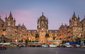 nejrušnějších indických nádraží, vystavěných ve stylu gotického obrození v 19. století.