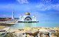Melaka Straits Mosque - mešita je umístěná na umělém ostrově Malacca, Malajsie