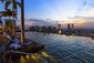 Večerní koupání v hotelovém bazénu s výhledem na Singapur