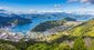 Panoramatický pohled na přístavní město Picton, Nový Zéland
