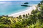 Pohled na písčitou pláž v Tauranga, Nový Zéland