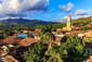 Trinidad de Cuba, panoramatické panorama s horami a koloniálními domy. Obec je zapsaná na seznamu světového dědictví UNESCO a hlavní turistickou památkou na Karibském ostrově