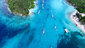 Pohled z dronu na moře a pláž v Kingstownu, Svatý Vincent a Grenadiny