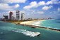 Letecký pohled na South Miami Beach s Pilotní lodí plující vedle městské linie