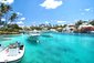 Jachty na modré mořské vodě v tropické laguně v Hamiltonu, Bermudy