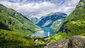 Geiranger – Nechte se okouzlit údajně nejkrásnějším fjordem na světě při vyhlídkové plavbě z Hellesyltu do Geirangeru. Norsko