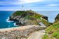 South Stack Lighthouse – Užijte si překrásné výhledy od majáku, vystavěného v 19. století na dramatickém útesu na břehu Irského moře. Holyhead, Wales