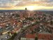 Pohled na město Wismar s kostel Nikolaikirche, jedním z největších evropských kostelů Evropy, nádhernou stavbou z červených cihel z let 1381 až 1487