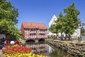 Pohled na Červený dům ve staré části Wismaru, Německo