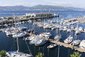 Pohled na přístav s kotvícími plachetnicemi ve městě Vigo, Španělsko