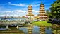 Dragon a Tiger Pagodas - Pestrobarevné pagody na břehu jezera se vstupem skrze dračí a tygří tlamu s malbami uvnitř. Kaohsiung, Tchaj-wan