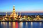 Wat Arun -Monumentální buddhistický chrám přímo na řece s ikonickou centrální věží prang s ozdobnými dlaždicemi, Bangkok