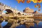 Castel Sant Angelo nebo mauzoleum Hadrian v Římě. Postavený ve starověkém Římě, je nyní slavnou turistickou atrakcí Itálie. Castel Sant Angelo byl kdysi nejvyšší budovou Říma