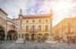 Náměstí Piazza del Popolo s historickým Palazzetto Veneziano, Ravenna, Itálie