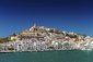 Pohled na přístavní město Ibizu s hradem Almudaina, Ibiza, Španělsko