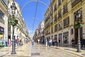 Turisté se procházejí po pěší Larios Street v centrum Malagy, Španěslko