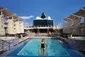 Paluba s bazénem a vířivkami - Celebrity Equinox