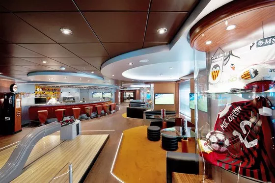Sports Bar s bowlingem - MSC Divina
