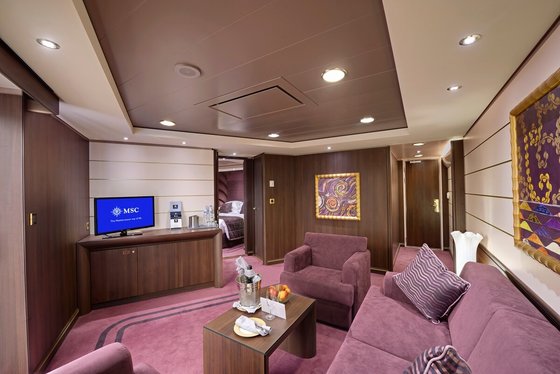 Štvorlôžkové Rodinné apartmá Yacht Club Executive Suite (YCT), obývacia časť - MSC Preziosa
