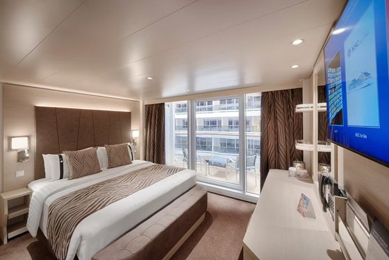 Kajuta Deluxe s balkónom s výhľadom na promenádu – MSC World Europa