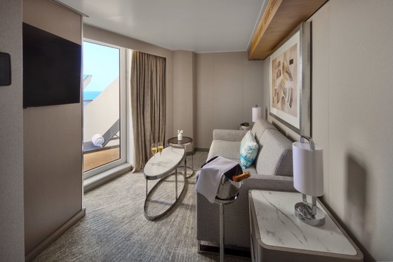 Apartmá s hlavní ložnicí a velkým balkonem na přídi , obývací část - Norwegian Prima