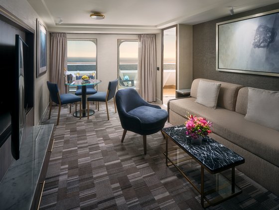 Apartmá Deluxe Penthouse s velkým balkonem na přídi, obývací část - Norwegian Spirit