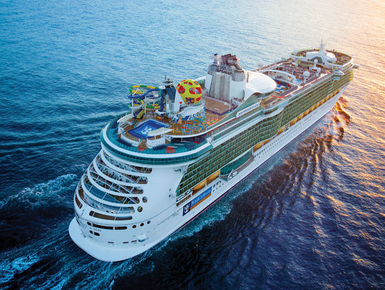 Independence of the seas - RCI_ID_Portugal_June2018_Sunrise_Ship_01_0006_RET