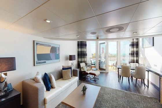 Dvojposchodová suita Owner’s Suite (OL) – Odyssey of the Seas